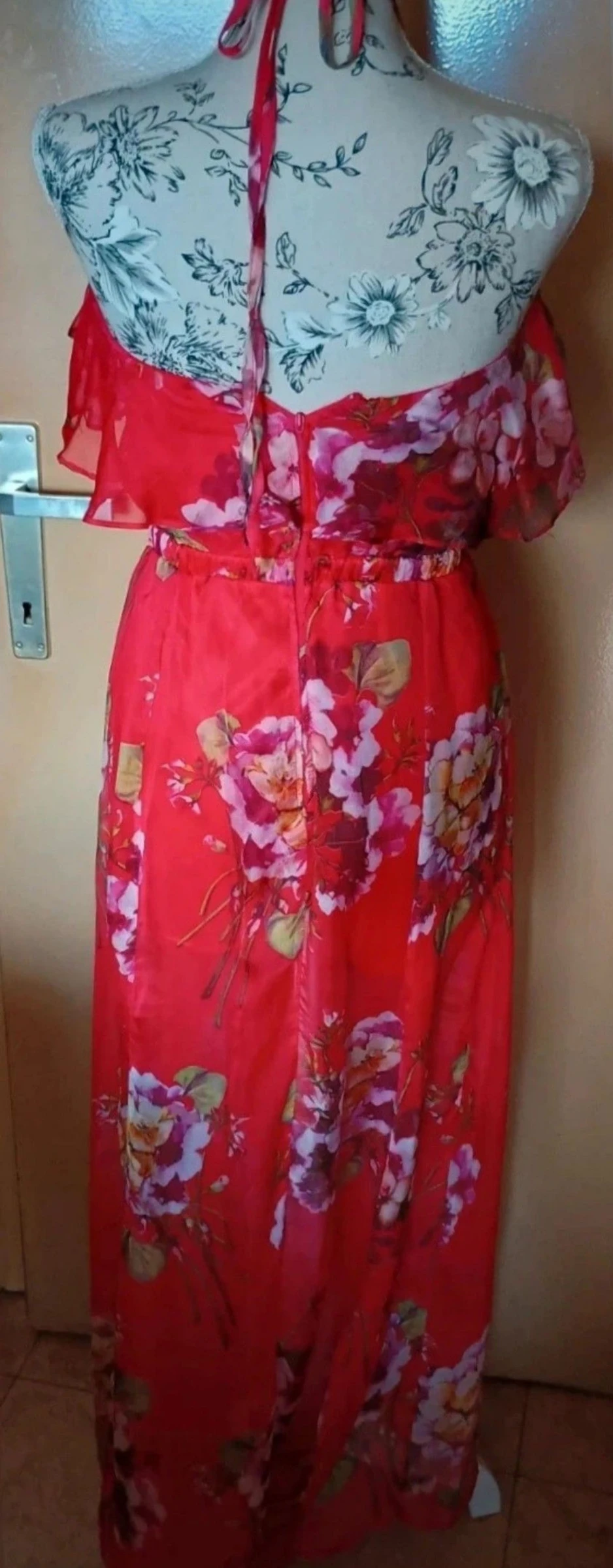 Pretty Little Thing, elegante vestido con pantalones cortos incorporados – photo 3